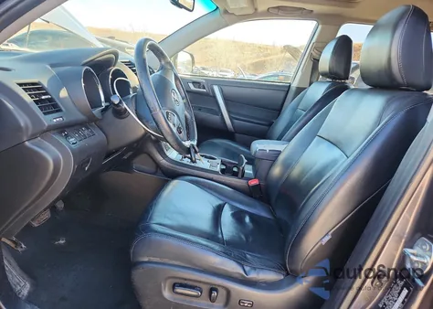 2013 Toyota Highlander Base z USA, uszkodzony, nr VIN 5TDBK3EH7DS271661